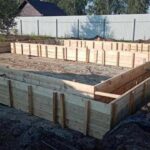 Монтаж опалубки для ленточного фундамента