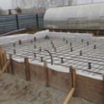 Армирование плиты арматурой Ø12 мм в два слоя