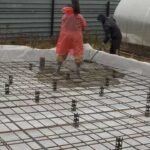 Заливка монолитной плиты бетоном М300 с помощью бетононасоса